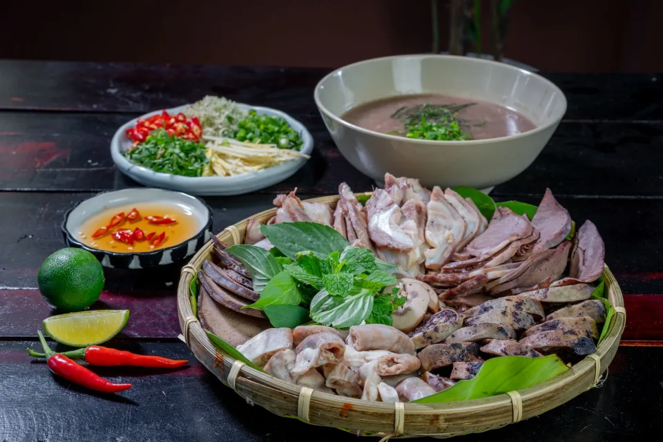 Bàn khách ngồi ăn